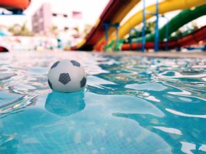 Emplacement de tente spacieux aux Sables d'Olonne Aire de camping pour tente près de la plage aux Sables d'Olonne Camping avec piscine chauffée en Vendée Centre de vacances avec piscine à température idéale en Vendée