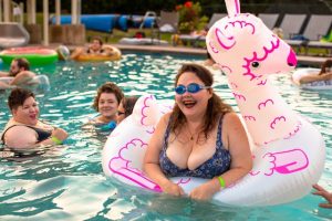 Une belle piscine éclairée pour des soirées magiques.
