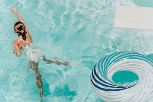 Une belle piscine éclairée pour des soirées magiques.
