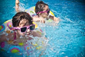 Les campings à Ploubazlanec avec piscine, parfaits pour se détendre après une journée de découvertes